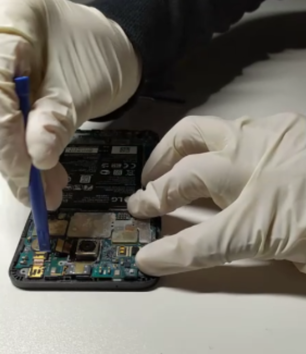Figure 9: Remove the front- and back camera